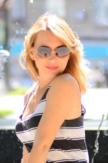 Olga sucht einen Partner über die Partnervermittlung Ukraine Foto von Olga, einer Frau aus der Ukraine auf Partnersuche
