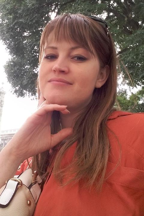 Iuliia sucht einen Partner über die Partnervermittlung Ukraine Foto von Iuliia, einer Frau aus der Ukraine auf Partnersuche
