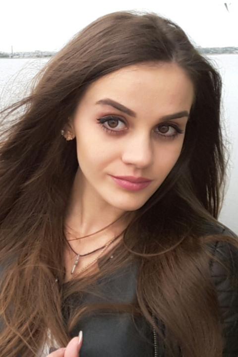 Alina sucht einen Partner über die Partnervermittlung Ukraine Foto von Alina, einer Frau aus der Ukraine auf Partnersuche
