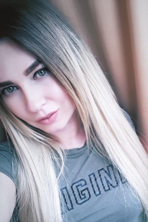 Valeria sucht einen Partner über die Partnervermittlung Ukraine Foto von Valeria, einer Frau aus der Ukraine auf Partnersuche