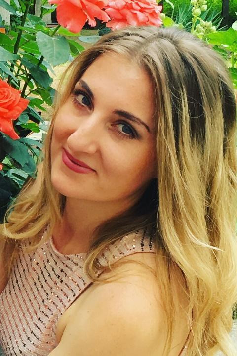 Yana sucht einen Partner über die Partnervermittlung Ukraine Foto von Yana, einer Frau aus der Ukraine auf Partnersuche