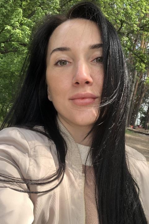 Yana sucht einen Partner über die Partnervermittlung Ukraine Foto von Yana, einer Frau aus der Ukraine auf Partnersuche