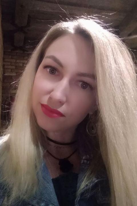Oksana sucht einen Partner über die Partnervermittlung Ukraine Foto von Oksana, einer Frau aus der Ukraine auf Partnersuche