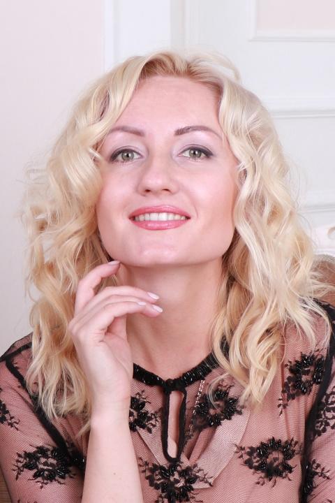 Valeria sucht einen Partner über die Partnervermittlung Ukraine Foto von Valeria, einer Frau aus der Ukraine auf Partnersuche