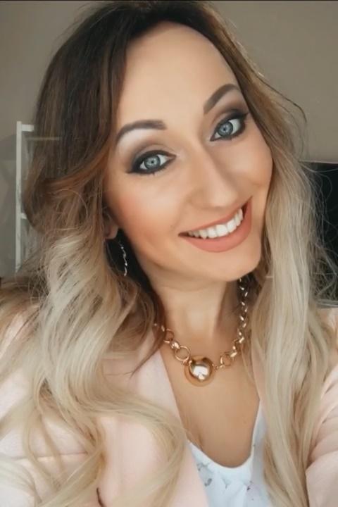 Yanina sucht einen Partner über die Partnervermittlung Ukraine Foto von Yanina, einer Frau aus der Ukraine auf Partnersuche