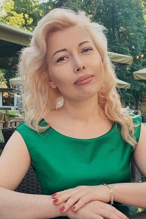 Elena sucht einen Partner über die Partnervermittlung Ukraine Foto von Elena, einer Frau aus der Ukraine auf Partnersuche