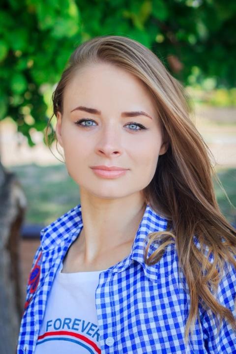Julia sucht einen Partner über die Partnervermittlung Ukraine Foto von Julia, einer Frau aus der Ukraine auf Partnersuche