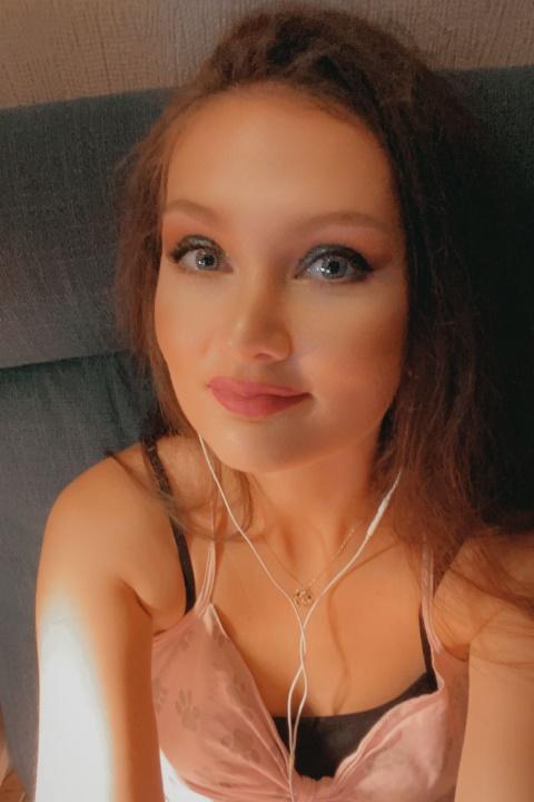 Dina sucht einen Partner über die Partnervermittlung Ukraine Foto von Dina, einer Frau aus der Ukraine auf Partnersuche