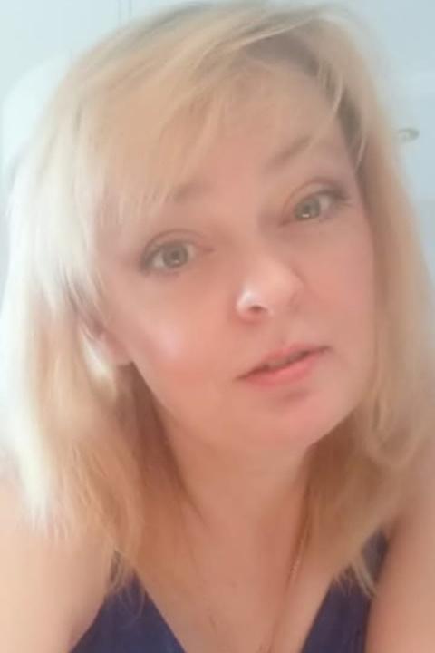 Ela (50) aus Osteuropa sucht einen Mann