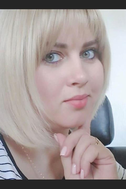 Elena sucht einen Partner über die Partnervermittlung Ukraine Foto von Elena, einer Frau aus der Ukraine auf Partnersuche