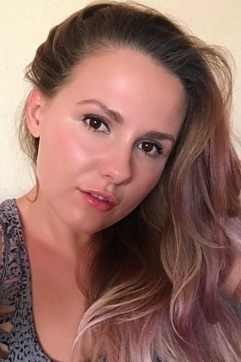 Karina sucht einen Partner über die Partnervermittlung Ukraine Foto von Karina, einer Frau aus der Ukraine auf Partnersuche