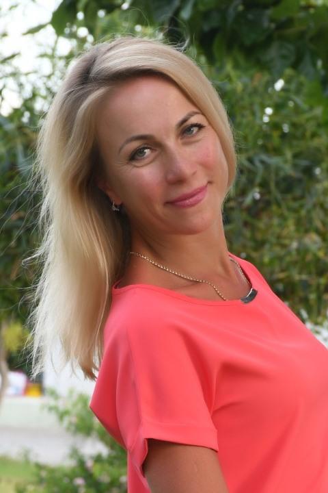 Nina sucht einen Partner über die Partnervermittlung Ukraine Foto von Nina, einer Frau aus der Ukraine auf Partnersuche