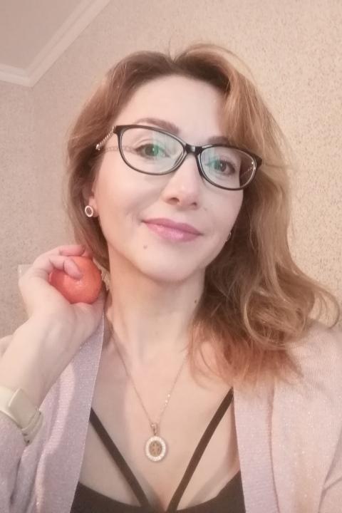 Olga sucht einen Partner über die Partnervermittlung Ukraine Foto von Olga, einer Frau aus der Ukraine auf Partnersuche