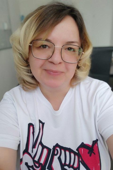Alena (44) aus Osteuropa sucht einen Mann