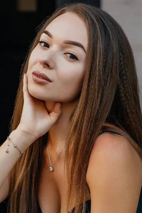 Daria sucht einen Partner über die Partnervermittlung Ukraine Foto von Daria, einer Frau aus der Ukraine auf Partnersuche