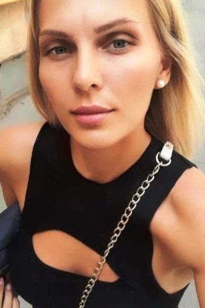 Angela (43) aus Osteuropa sucht einen Mann