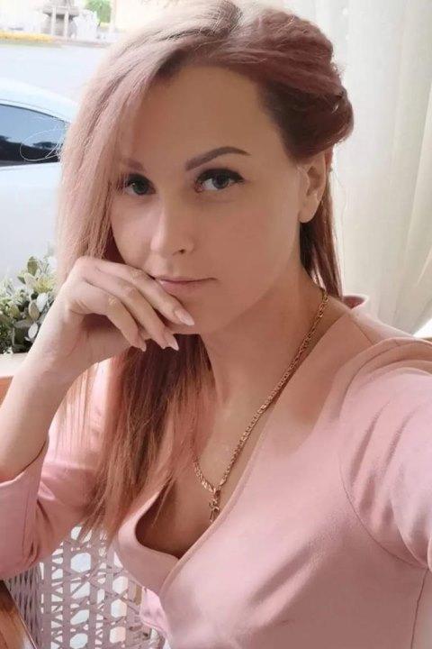 Olya (38) aus Osteuropa sucht einen Mann