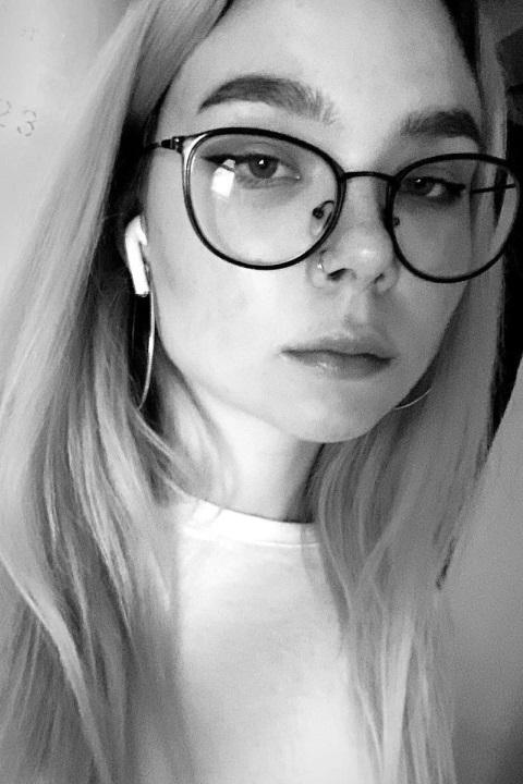 Lisa (22) aus Osteuropa sucht einen Mann