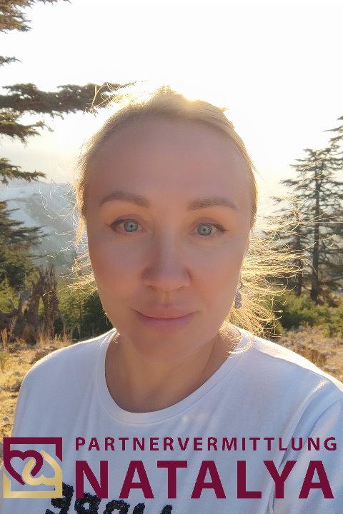 Irina, eine Frau aus der Ukraine, über unsere Partnervermittlung kennenlernen (Foto 1) Eine Frau auf Partnersuche: Foto 1 von Irina